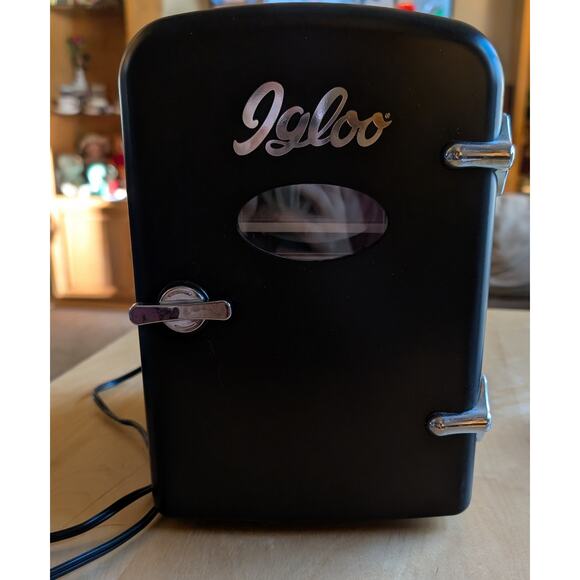 🎃Igloo Retro Looking Mini Fridge - Picture 1 of 2